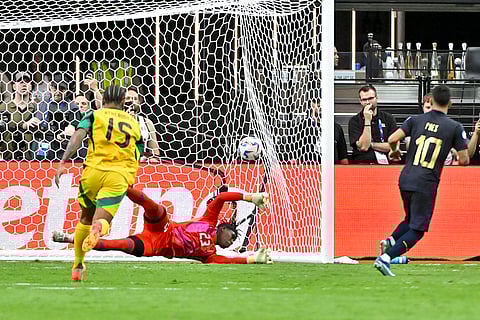 Kendry Paez scores a penalty